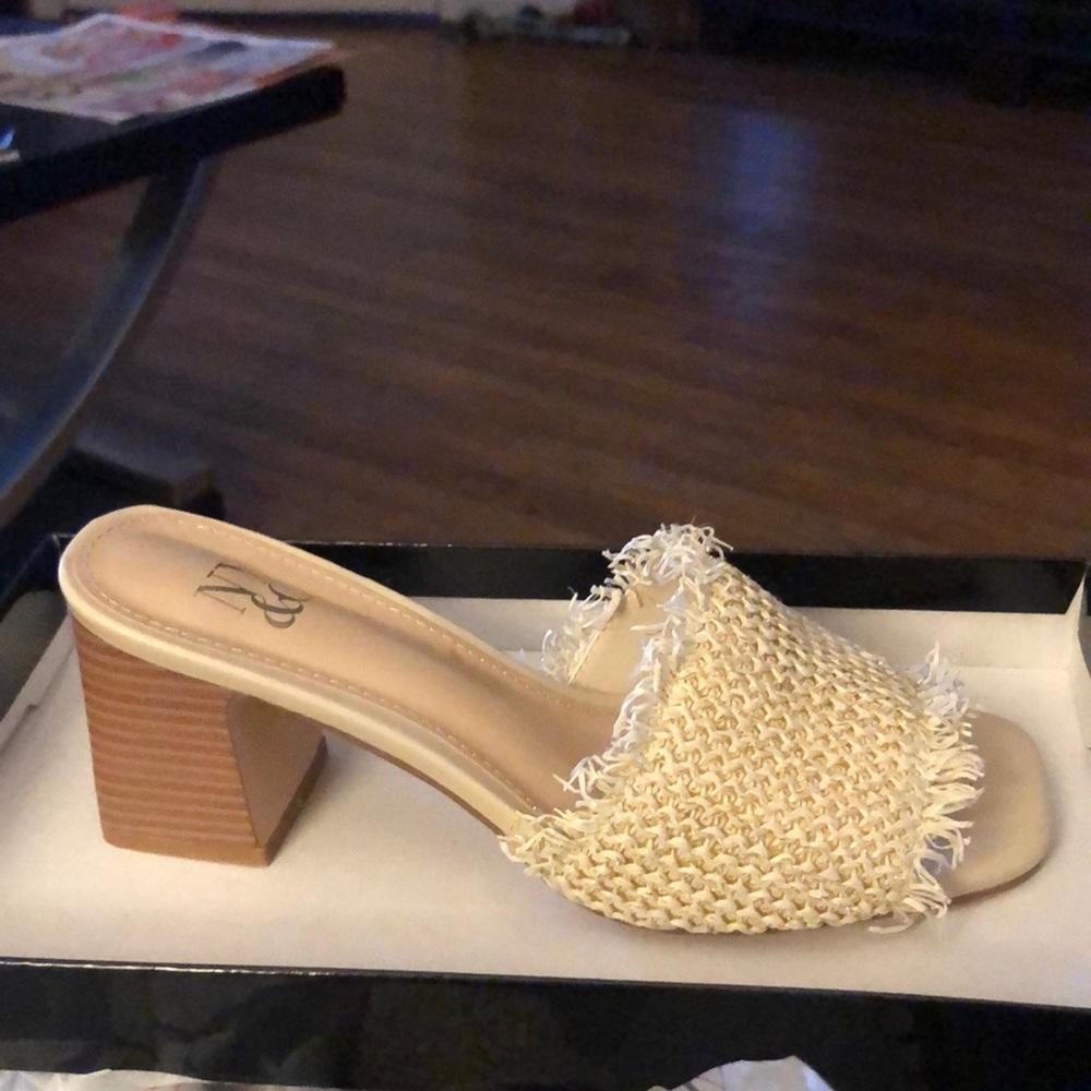 Brand new never worn Size 7 New York and Company Yasmin Mule shoes